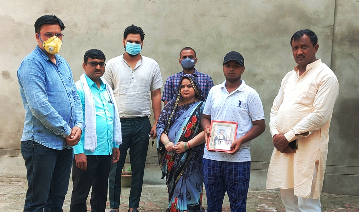 कोरोना से जान गंवाने वाले  शिक्षकों के  परिवारों से मिले शिक्षक प्राथमिक शिक्षक संघ पदाधिकारी