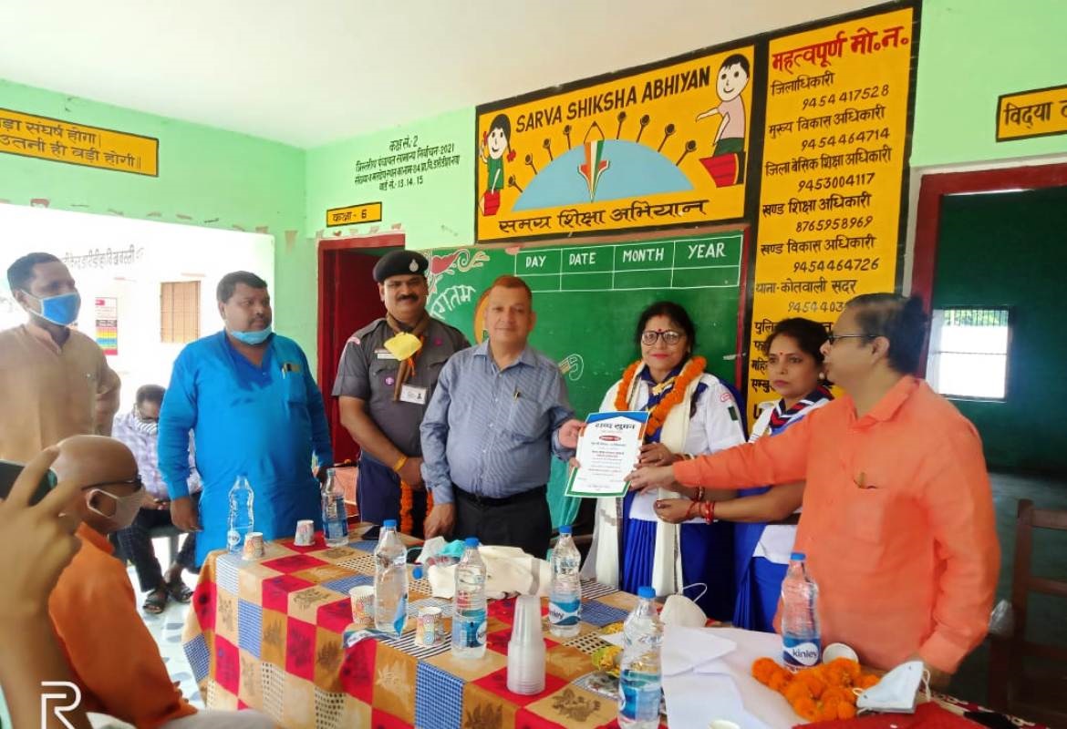 विद्यालय में रोपे पौध, दिया संदेश