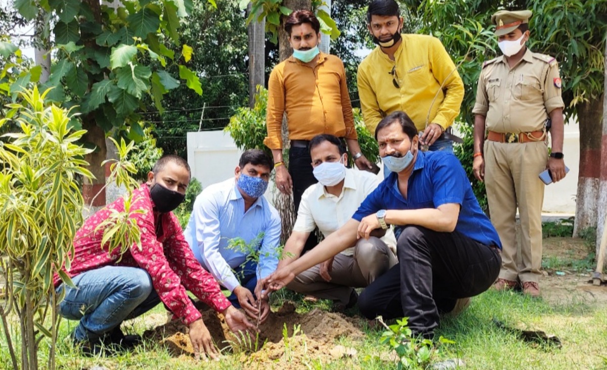 चित्रांश क्लब ने सांसों को बचाने के लिये किया सघन पौधरोपण