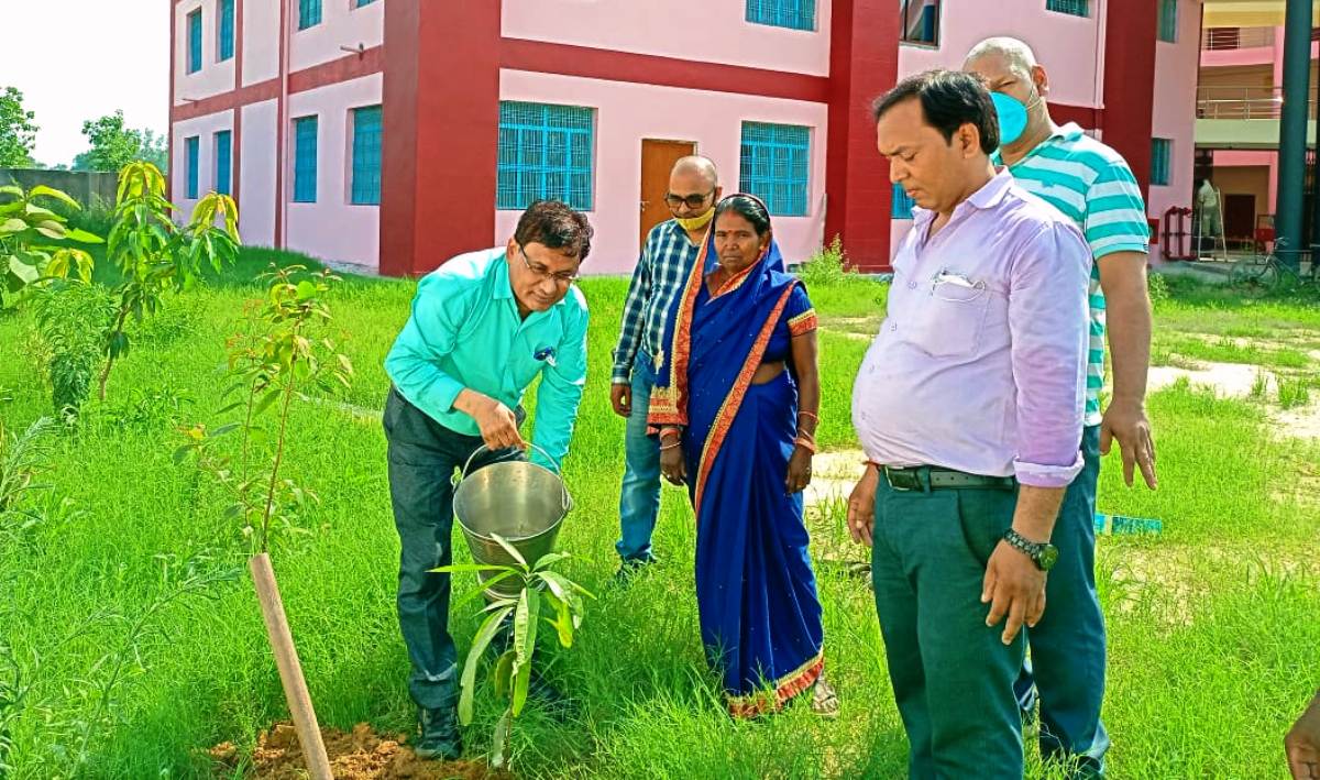 डॉ. वी.के. वर्मा ने रोपे पौध, दिया पर्यावरण रक्षा का संदेश