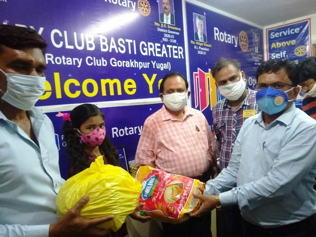रोटरी क्लब बस्ती ग्रेटर ने क्षय रोगियों में किया प्रोटीन युक्त खाद्यान्न सामग्री का वितरण