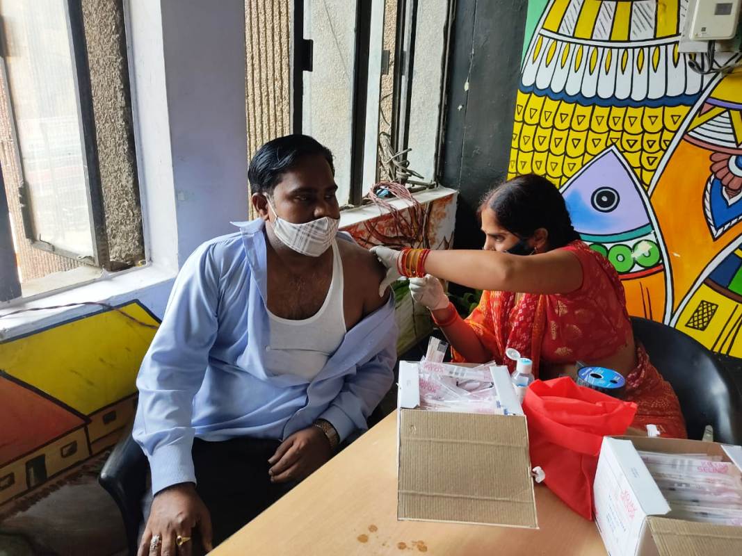सामाजिक कार्यकर्ता अजय ने कराया टीकाकरण, युवाओं को दिया संदेश