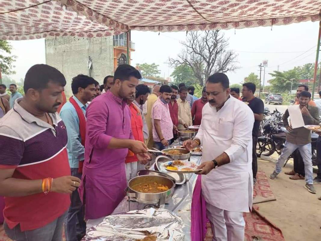 मंगलवार को हुये भण्डारे में श्री हनुमान जी से कोरोना मुक्ति की प्रार्थना