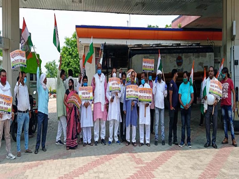 डीजल, पेट्रोल, रसोई गैस मूल्य वृद्धि के विरोध में कांग्रेस ने किया प्रदर्शन