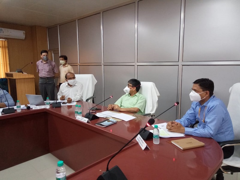 आधार नामांकन में आ रही दिक्कतों के लिए अयोध्या में मंडलायुक्त ने की समीक्षा बैठक