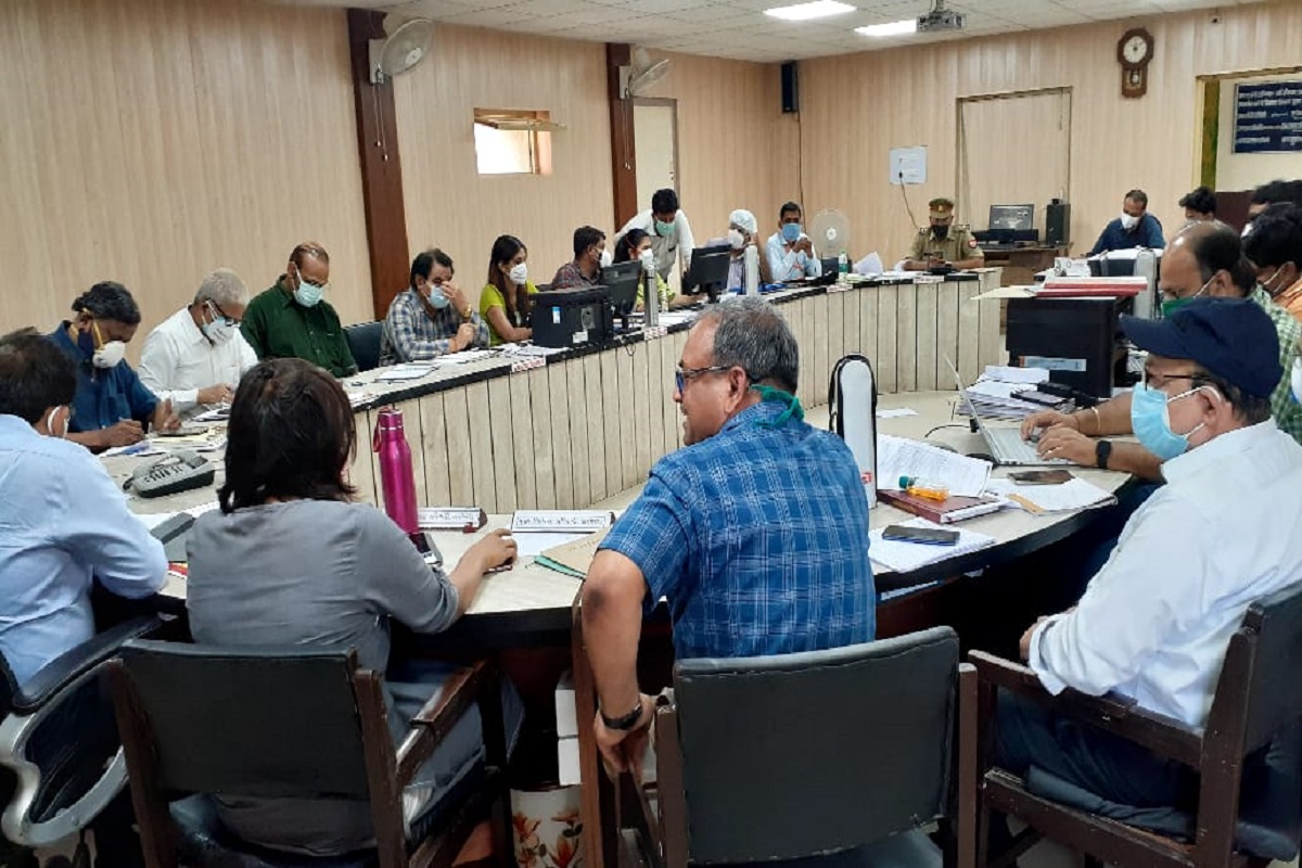 अयोध्या के कोविड कमांड सेंटर में डीएम, सीडीओ और सीएमओ ने किया बैठक, वैक्सीनेशन पर दिया जोर