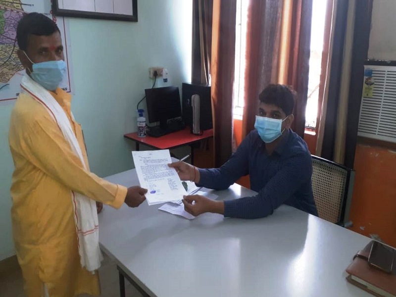 सदस्यों ने किया बंगरिया में प्रशासक नियुक्त करने की मांग, सौंपा ज्ञापन