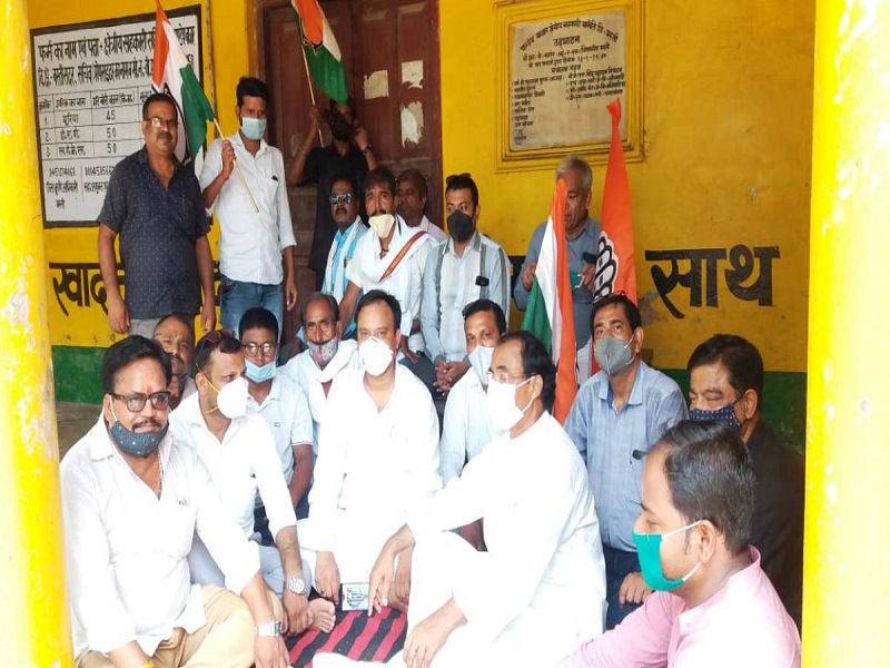 नहीं हो रही है गेहूं खरीद, कांग्रेस नेताओं ने क्रय केन्द्रों पर दिया धरना