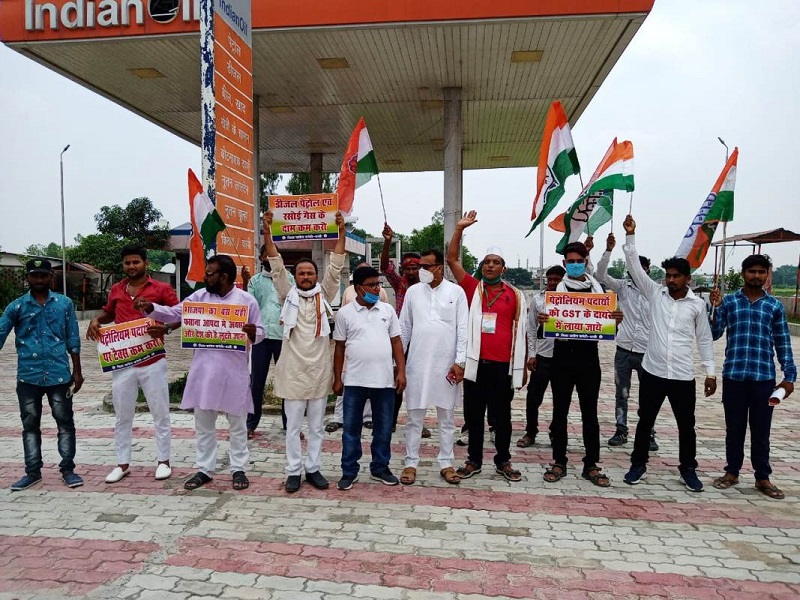 मूल्य वृद्धि के विरोध में बनकटी में कांग्रेस नेताओं ने किया प्रदर्शन