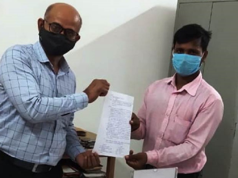 डीएम को सौंपा ज्ञापन, दारोगा पर धमकी देने का आरोप