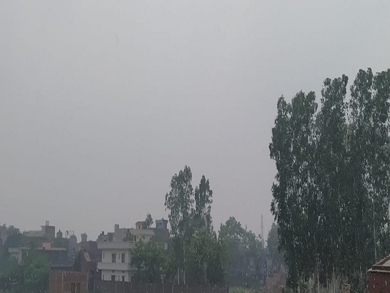 Basti Weather News: बस्ती में एकाएक बदला मौसम, झूम के बरसे बादल