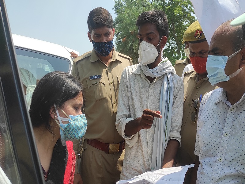 नाराज गांववालों को मनाने कल्याणपुर पहुंचीं डीएम सौम्या अग्रवाल, ग्रामीणों को दिलाया सुरक्षा का भरोसा
