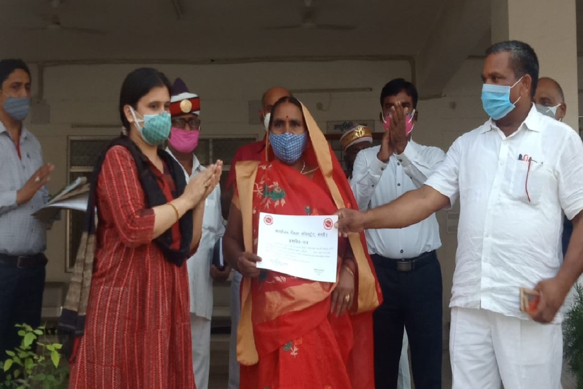 Vaccination In Basti: 28 ग्राम प्रधानों को डीएम सौम्या ने दिलाई 100% वैक्सीनेशन कराने की शपथ