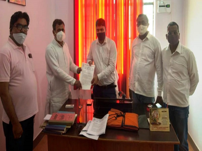 शिक्षक संघ ने सौंपा ज्ञापन, दर्ज मुकदमों को वापस करने की मांग