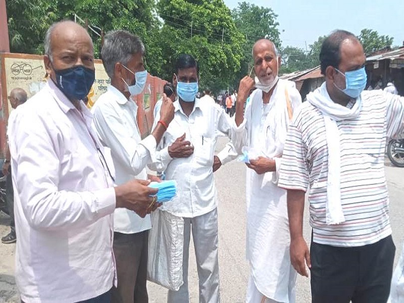 गौहर अली और सुनील कुमार भट्ट ने मास्क तथा सेनेटाइजर का किया वितरण