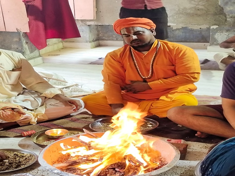 राम मंदिर ट्रस्ट व भाजपा पदाधिकारियों के बुद्धि शुद्धि के लिए संतों ने किया हवन