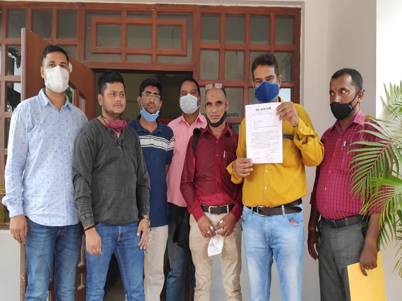 ABP न्यूज़ के पत्रकार सुलभ श्रीवास्तव की हत्या के विरोध में बस्ती का प्रेस क्लब, कमिश्नर को सौंपा ज्ञापन