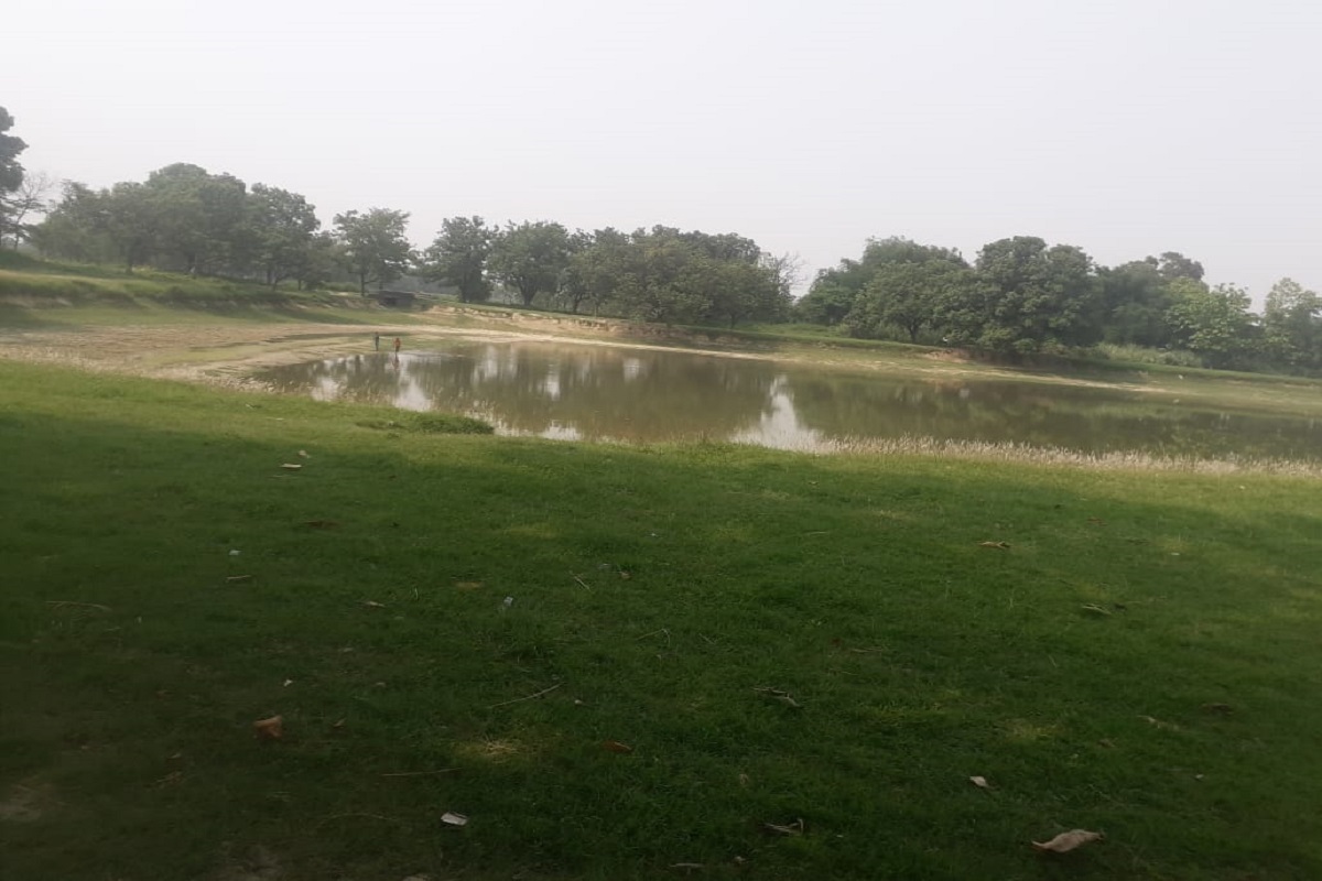ग्राम प्रधान और गुर्गों ने पोखरे में पानी भरने से रोका, गर्मी के चलते मर रही हैं मछलियां