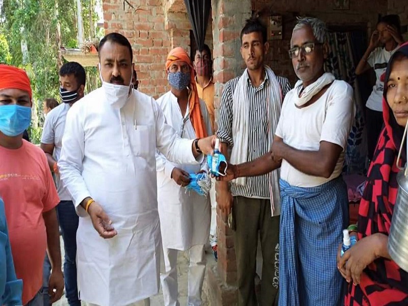 विधायक संजय प्रताप ने किया मास्क, सेनेटाइजर का वितरण, किया वैक्सीन लगवाने का आह्वान