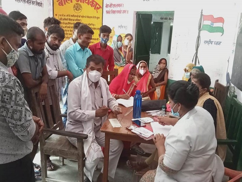 बनकटी विकास खण्ड के कुम्हिया मिश्रौलिया स्थित प्राथमिक विद्यालय पर कोविड टीकाकरण शिविर