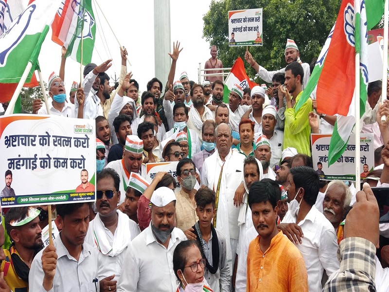 मंहगाई के सवाल पर बैलगाड़ी पर सवार होकर गरजे कांग्रेसी