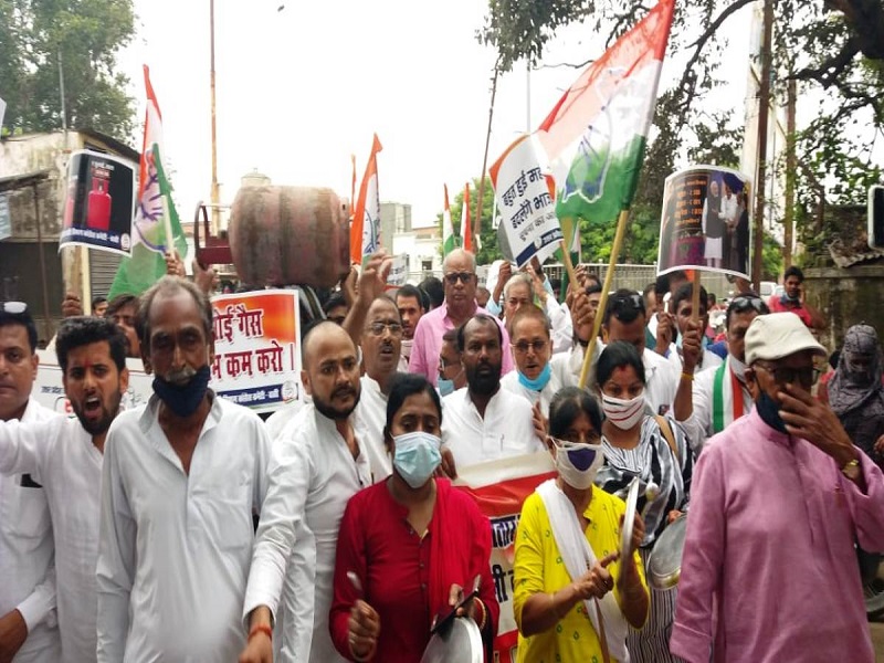 मंहगाई के खिलाफ ताली, थाली बजाते हुये कांग्रेस ने तहसील मुख्यालयों पर किया प्रदर्शन