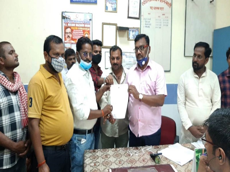 उपरगामी सेतु निर्माण की मांग को लेकर स्टेशन अधीक्षक को सौंपा ज्ञापन