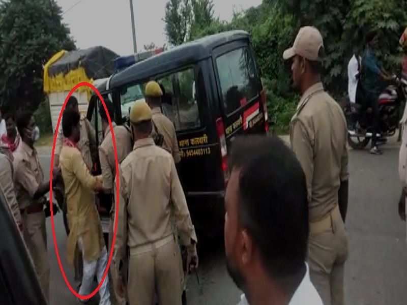 Block Pramukh Chunav Basti: महेंद्रनाथ यादव को पुलिस ने किया 'गिरफ्तार'
