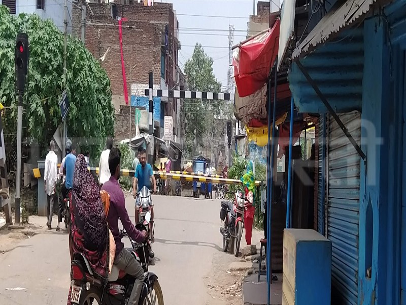pandey bazar railway crossing basti1