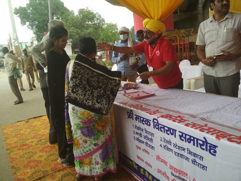 कोरोना महामारी से बचाव के लिये रेडक्रास ने किया निःशुल्क मास्क का वितरण