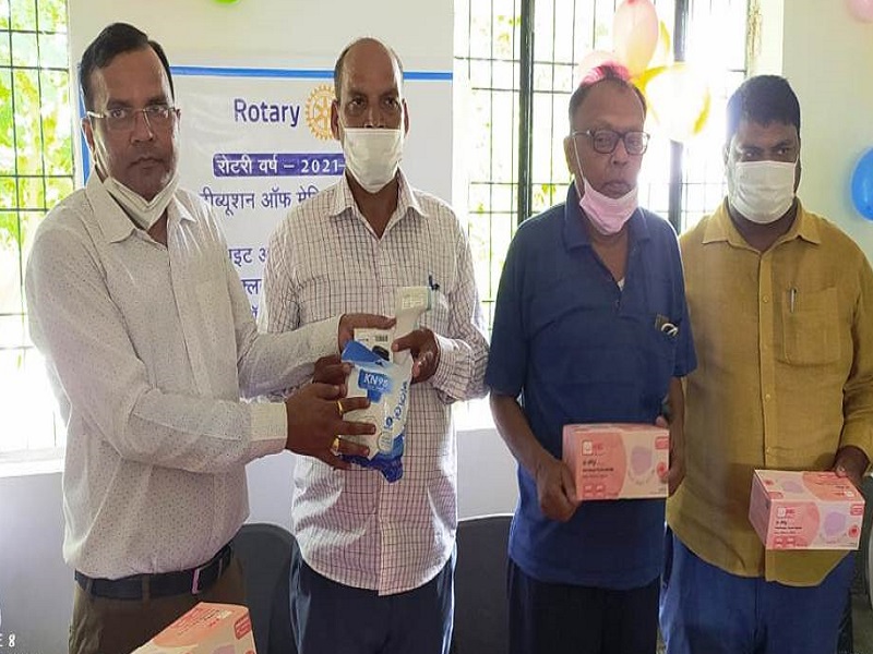 रोटरी ने ग्राम प्रधान को भेंट किया कोरोना से बचाव का संसाधान