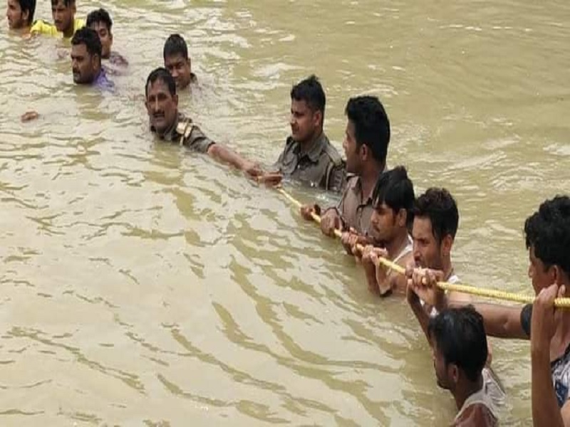 सोनहा में पुलिस की बहादुरी की चर्चा, सरयू में डूबे युवक को बचाने नदी में कूद गए प्रभारी