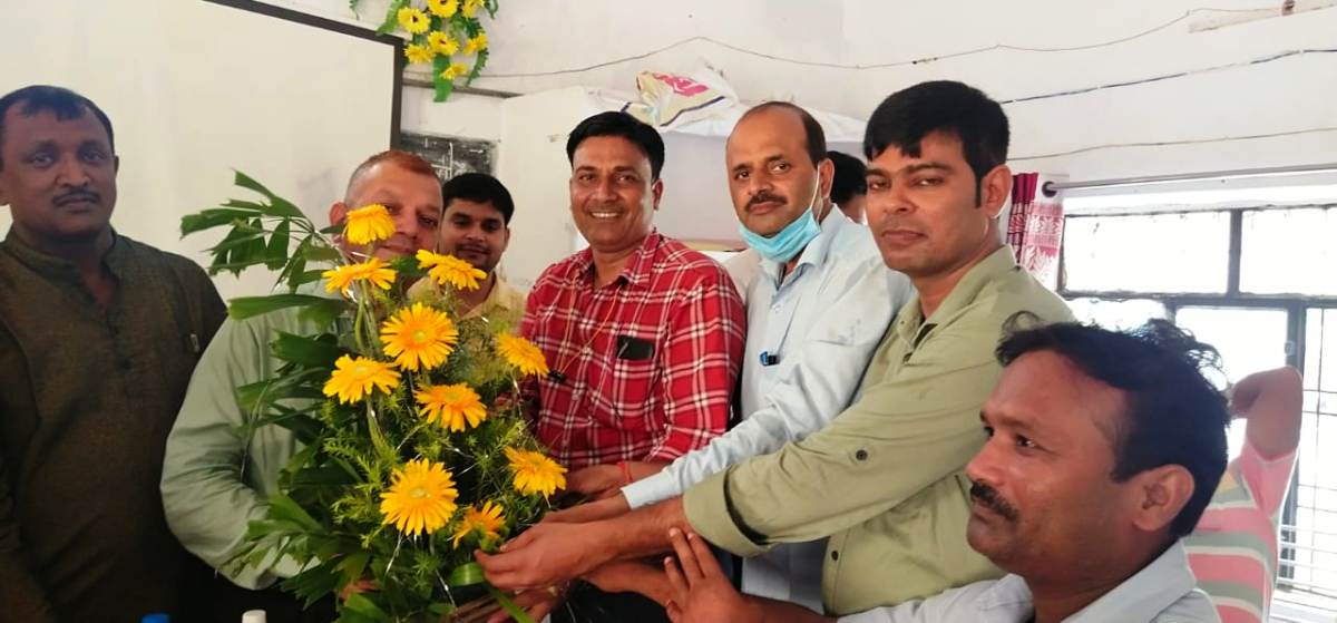 शिक्षकों ने खण्ड शिक्षा अधिकारी इन्द्रजीत को दिया भावभीनी विदाई
