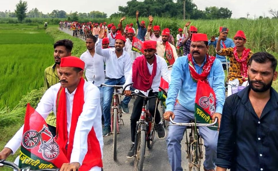 जनेश्वर मिश्र के जन्म दिन पर समाजवादियों ने निकाली साईकिल यात्रा
