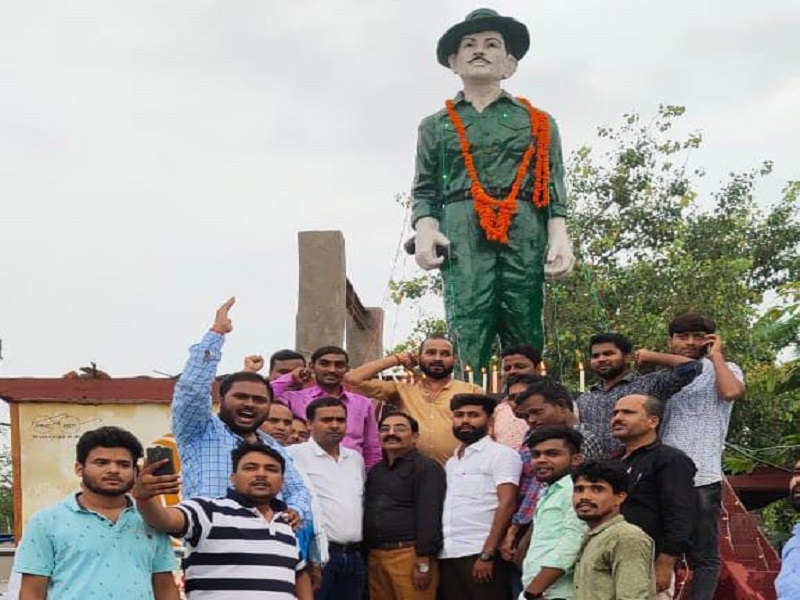 स्वतंत्रता दिवस पर शहीदों को दी श्रद्धांजलि