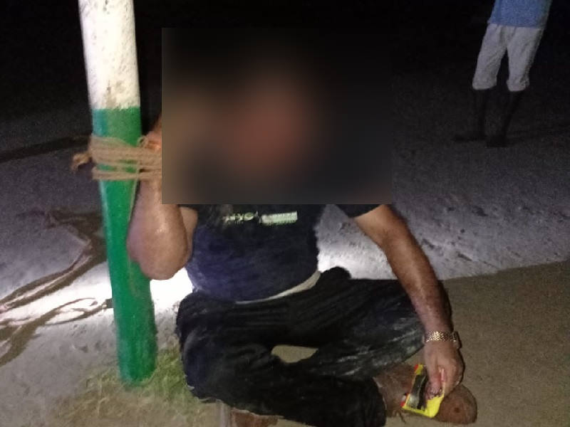 छेड़खानी करते दारोगा को पकड़कर ग्रामीणों ने खूब की पिटाई, अब वायरल हो रहा वीडियो