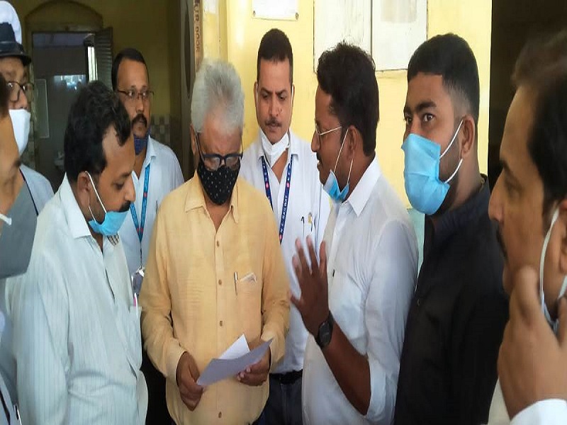 फ्लाई ओवर निर्माण की मांग को लेकर रेलवे के वाणिज्य प्रबन्धक को सौंपा ज्ञापन