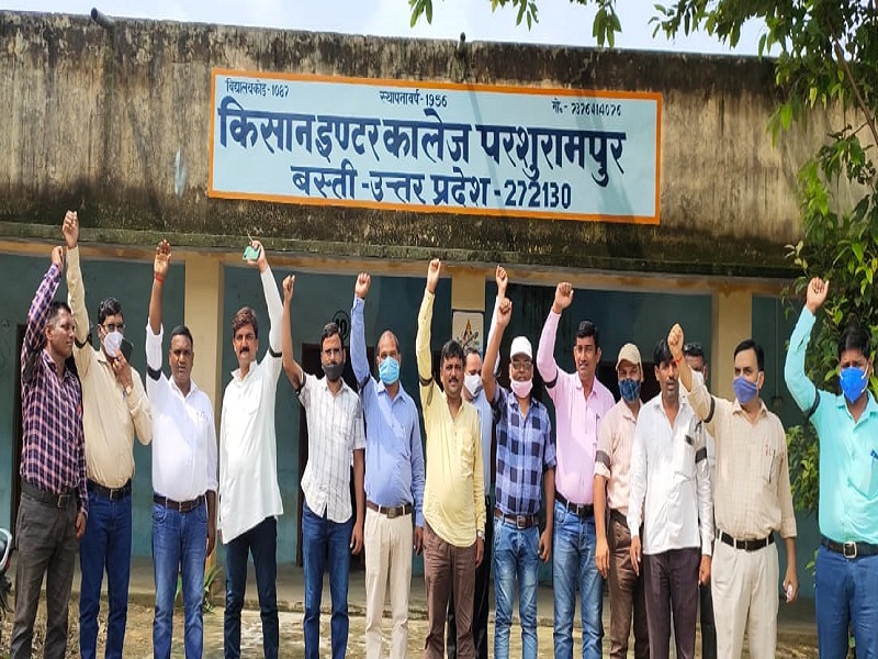 माध्यमिक विद्यालयों के टाइम टेबल में परिवर्तन के विरोध में शिक्षक
