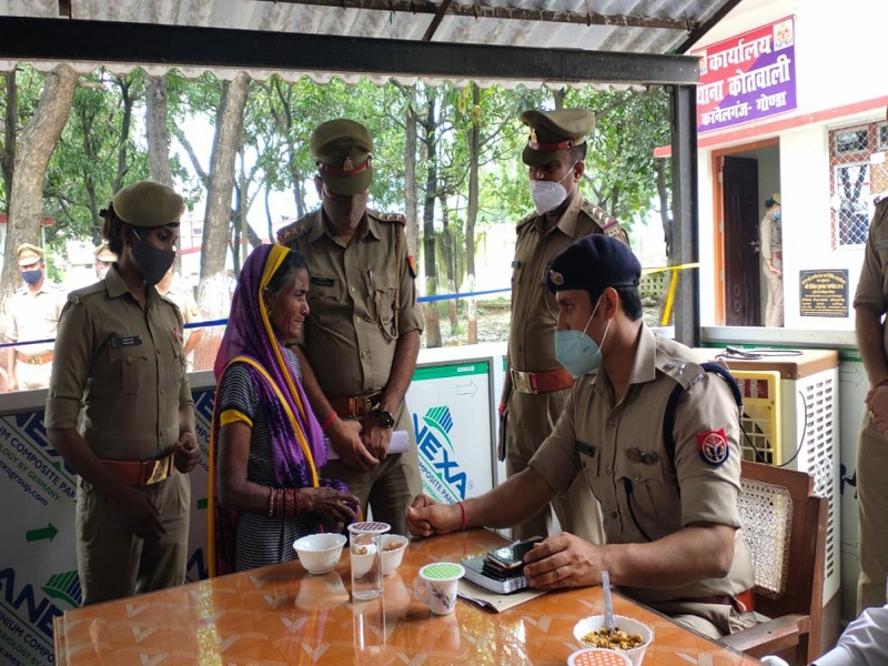 Gonda News: बेटे की मौत के बाद न्याय के लिए भटक रही वृद्ध महिला