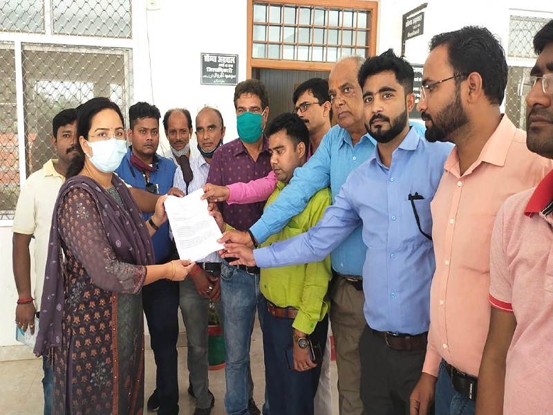बस्ती: महिला आयोग के सदस्य की रसूख के आगे बौना हुआ कानून?