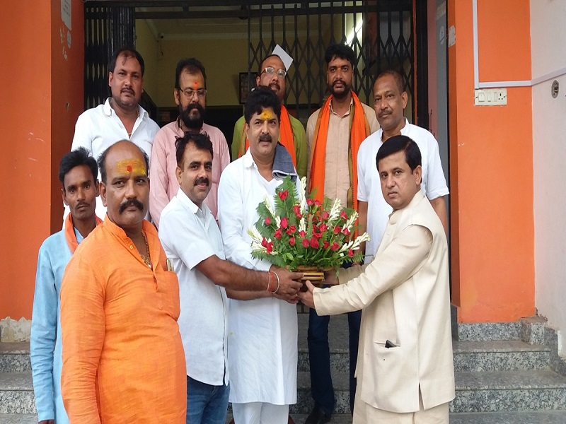 युवा ब्राह्मण महासभा ने किया भाजपा जिलाध्यक्ष महेश को सम्मानित