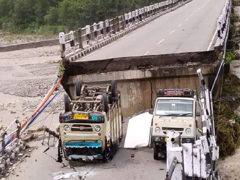 Rishikesh News: देहरादून-ऋषिकेश मार्ग पर रानीपोखरी पुल गिरा, कई गाडिय़ां बहीं
