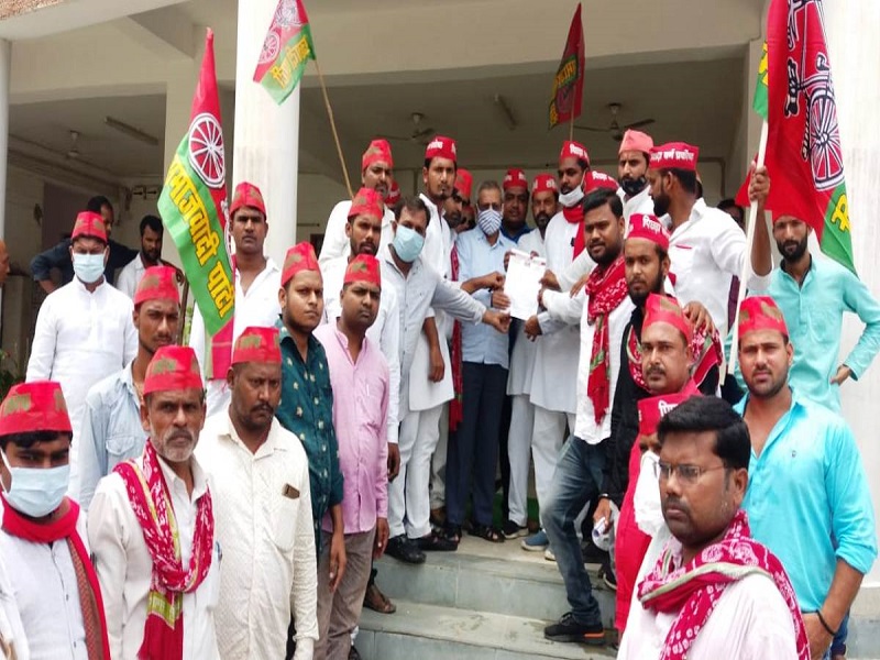 मण्डल दिवस पर सपा नेताओं ने प्रदर्शन कर राष्ट्रपति को भेजा ज्ञापन