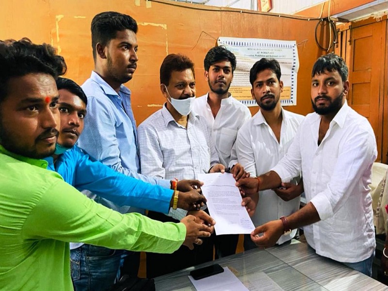 छात्र नेताओं ने किया छात्र संघ बहाली की मांग, एपीएन प्राचार्य को सौंपा ज्ञापन