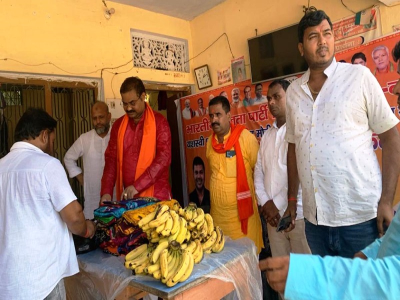 भाजपा पिछड़ा वर्ग मोर्चा ने वृद्धों में किया फल का वितरण