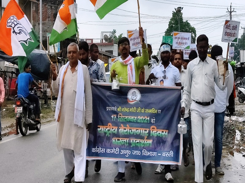 कांग्रेस ने बेरोजगार दिवस के रूप में मनाया पीएम मोदी का जन्मदिन, बेची चाय, मांगा रोजगार
