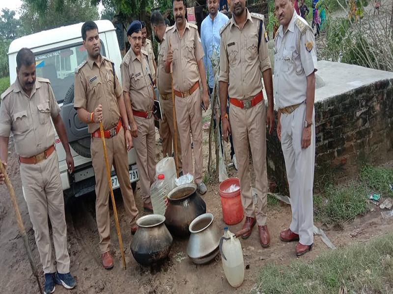 आबकारी विभाग के छापे में 800 किलो लहन और 12 लीटर कच्ची बरामद