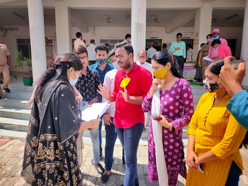 बस्ती: महिलाओं के लिए नैपकिन वेंडिंग मशीन और शौचालय के लिए डीएम को सौंपा ज्ञापन