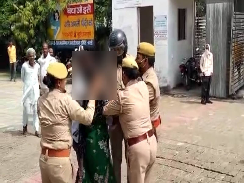 बस्ती में डीएम के दफ्तर के सामने महिला ने किया आत्मदाह का प्रयास