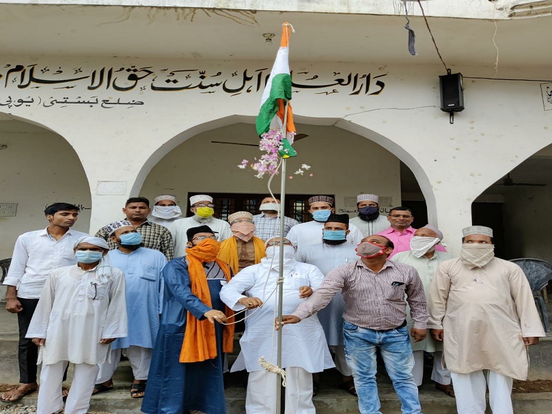 गांधी और शास्त्री जयंती के अवसर पर मदरसा हक्कुल इस्लाम मकतब अरबिया में ध्वजारोहण